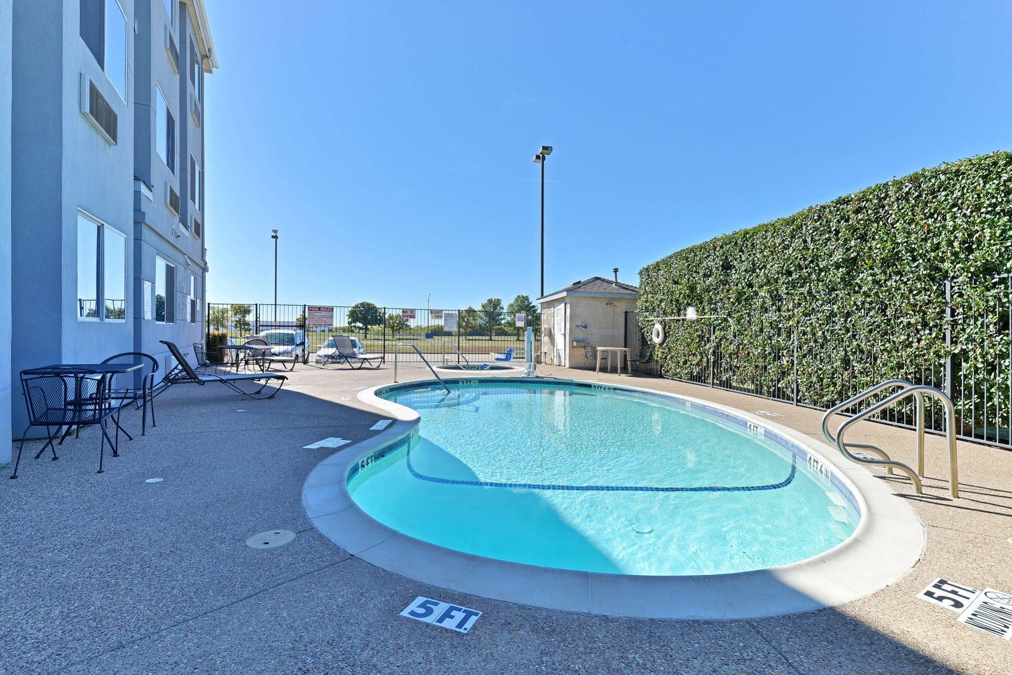 Microtel Inn & Suites By Wyndham Ft. Worth North/At Fossil Fort Worth Eksteriør bilde